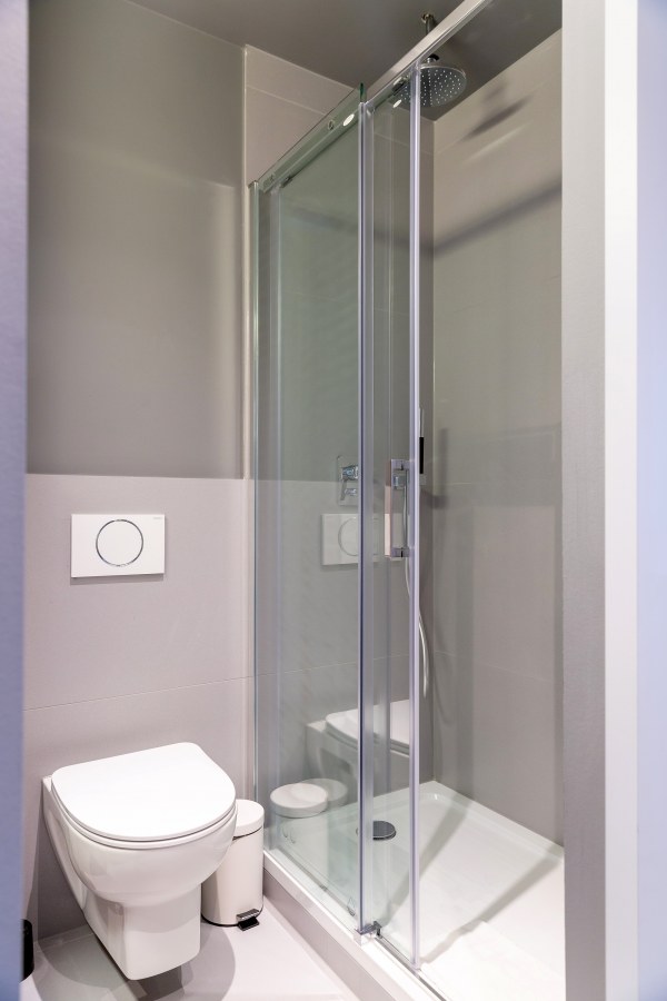 Aufnahme des WCs und der Dusche im modernen Badezimmer eines Hotelzimmers