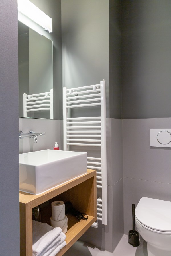 Aufnahme des Waschtisches im modenern Badezimmer eines Hotelzimmers