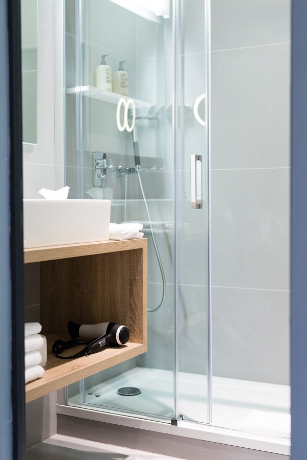 Aufnahme des modernen Badezimmers mit großer Dusche eines Hotelzimmers