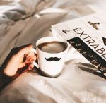 Kaffee am Morgen im Bett mit Zeitschriften